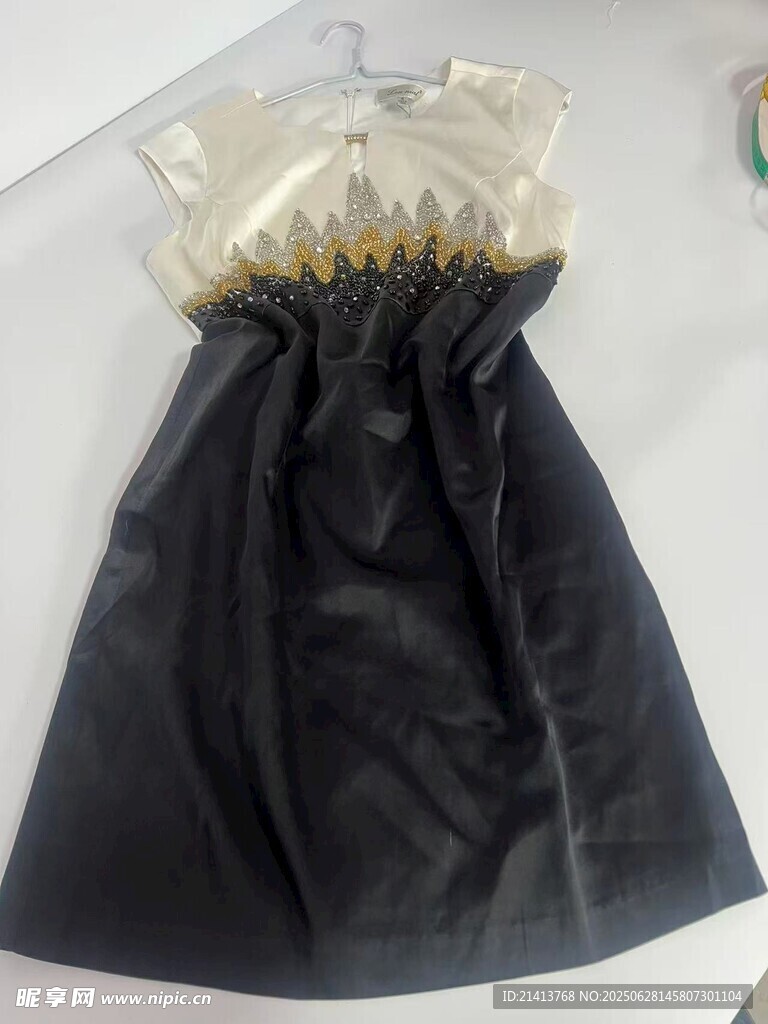 黑色镶金装饰女童连衣裙