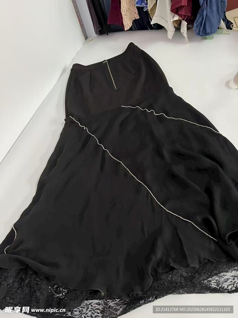 黑色蕾丝边女士长裙