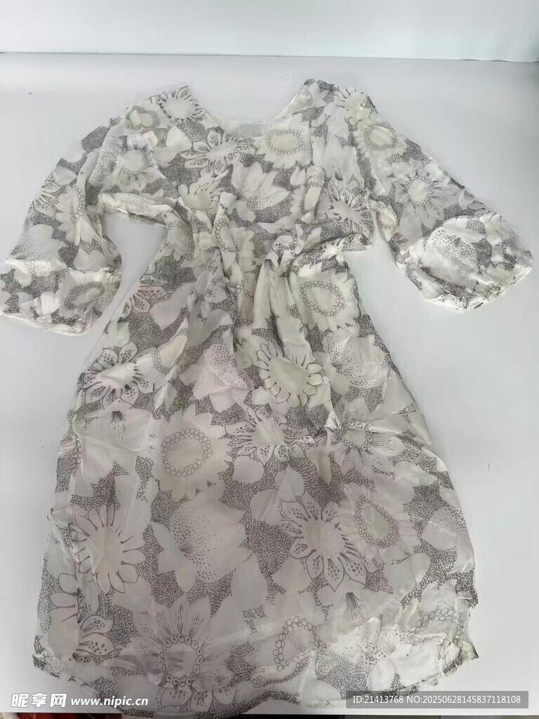 碎花中袖连衣裙