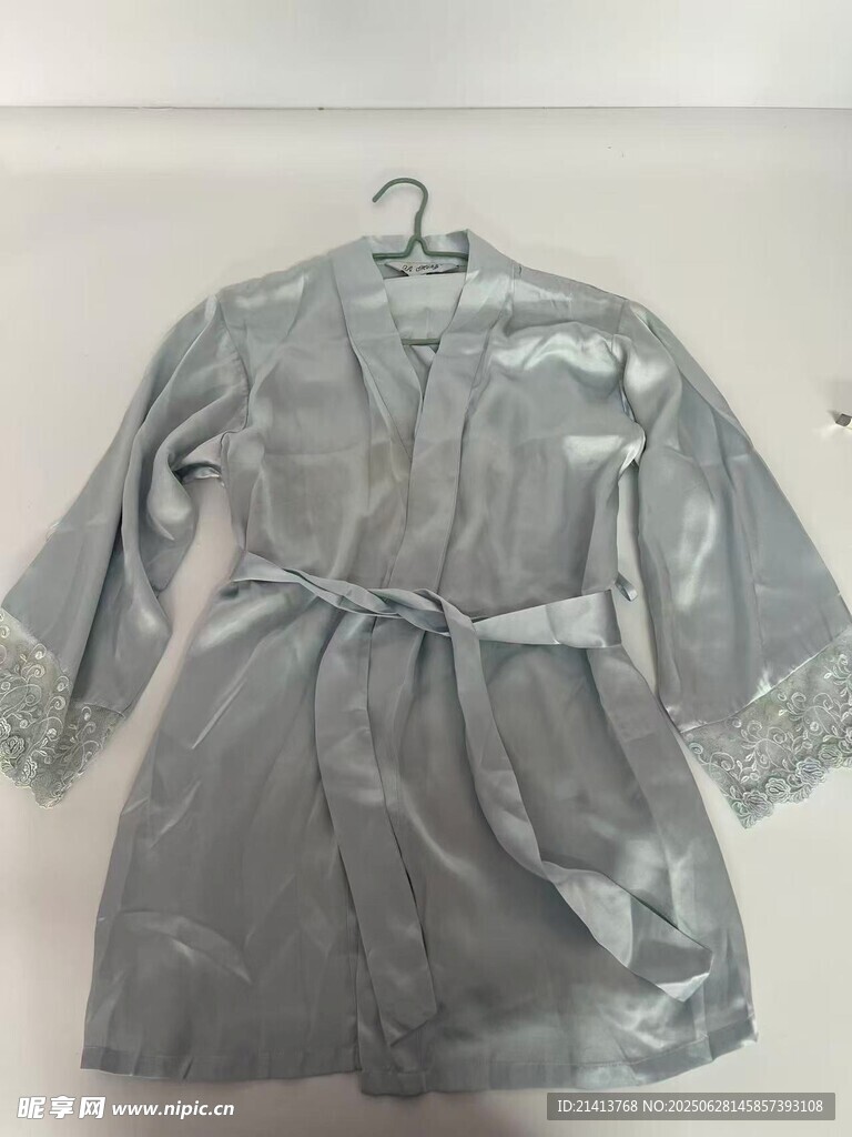 银灰色系带长袖睡袍