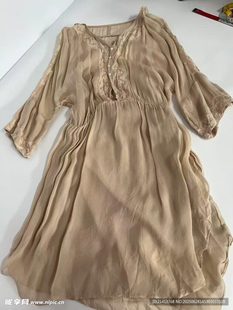 米色七分袖连衣裙展示