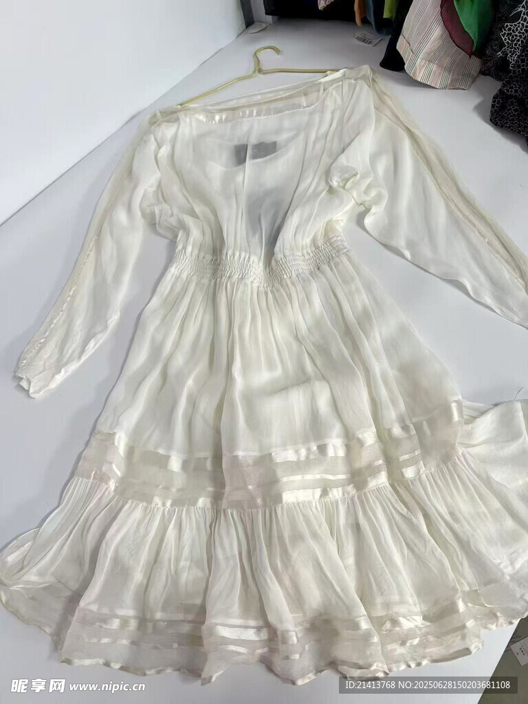白色蕾丝长袖连衣裙展示