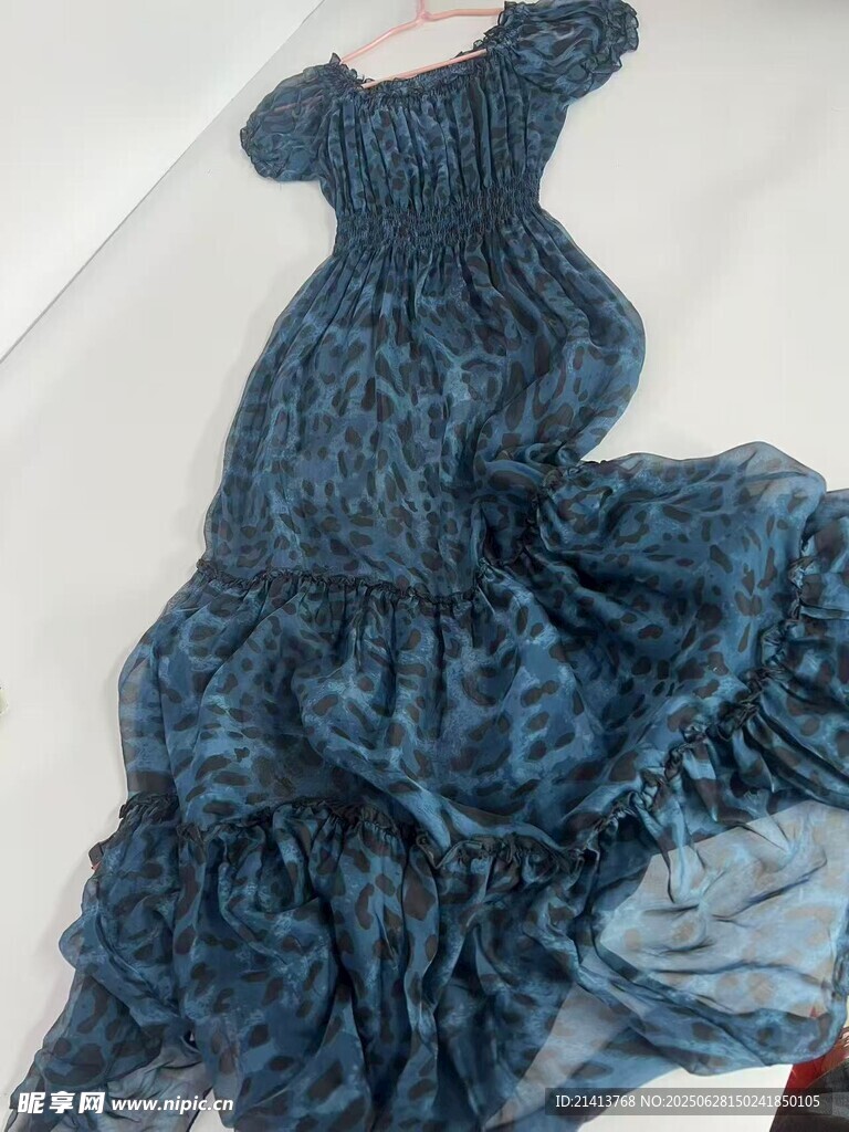 蓝色飘逸长裙展示