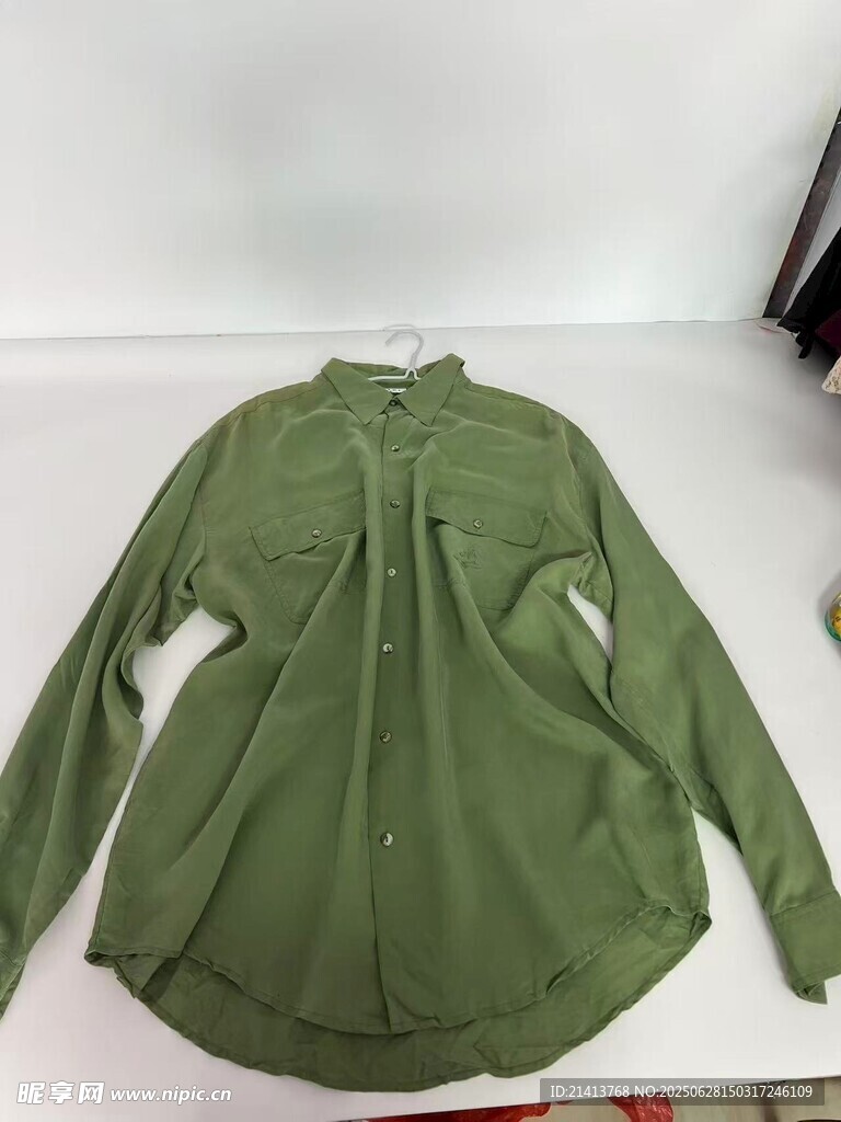 绿色长袖衬衫展示