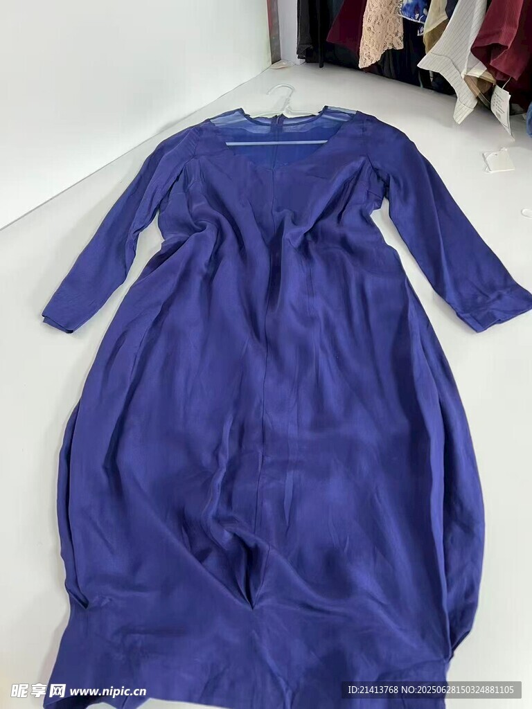 蓝色长款连衣裙展示