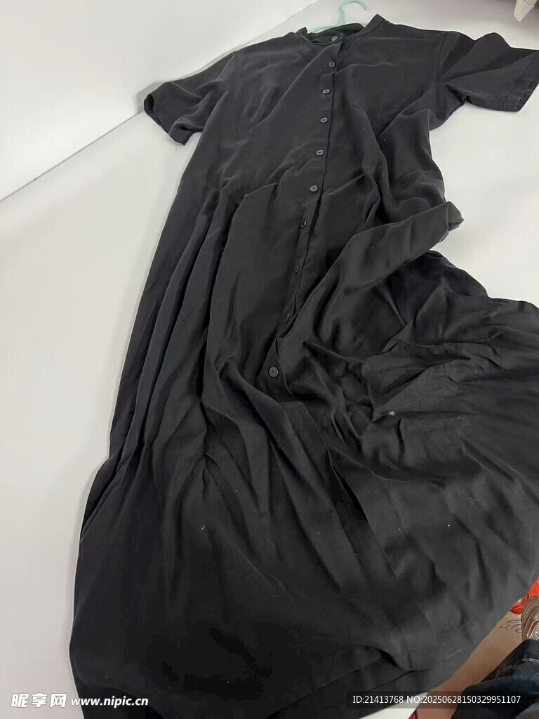 黑色褶皱长裙展示