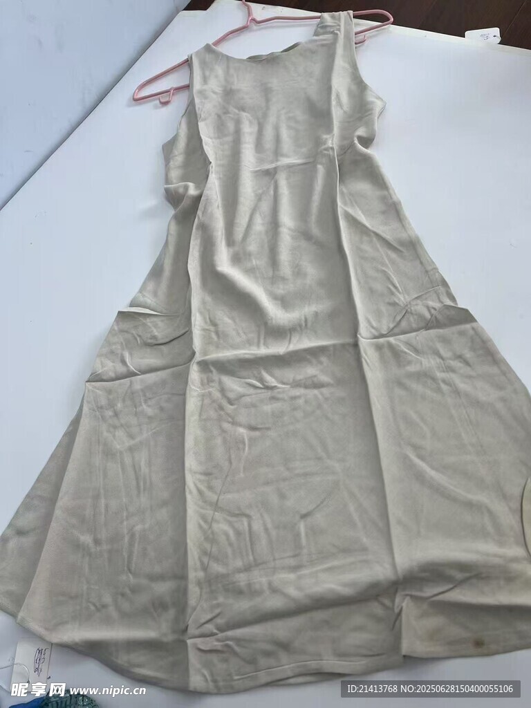 米色连衣裙展示