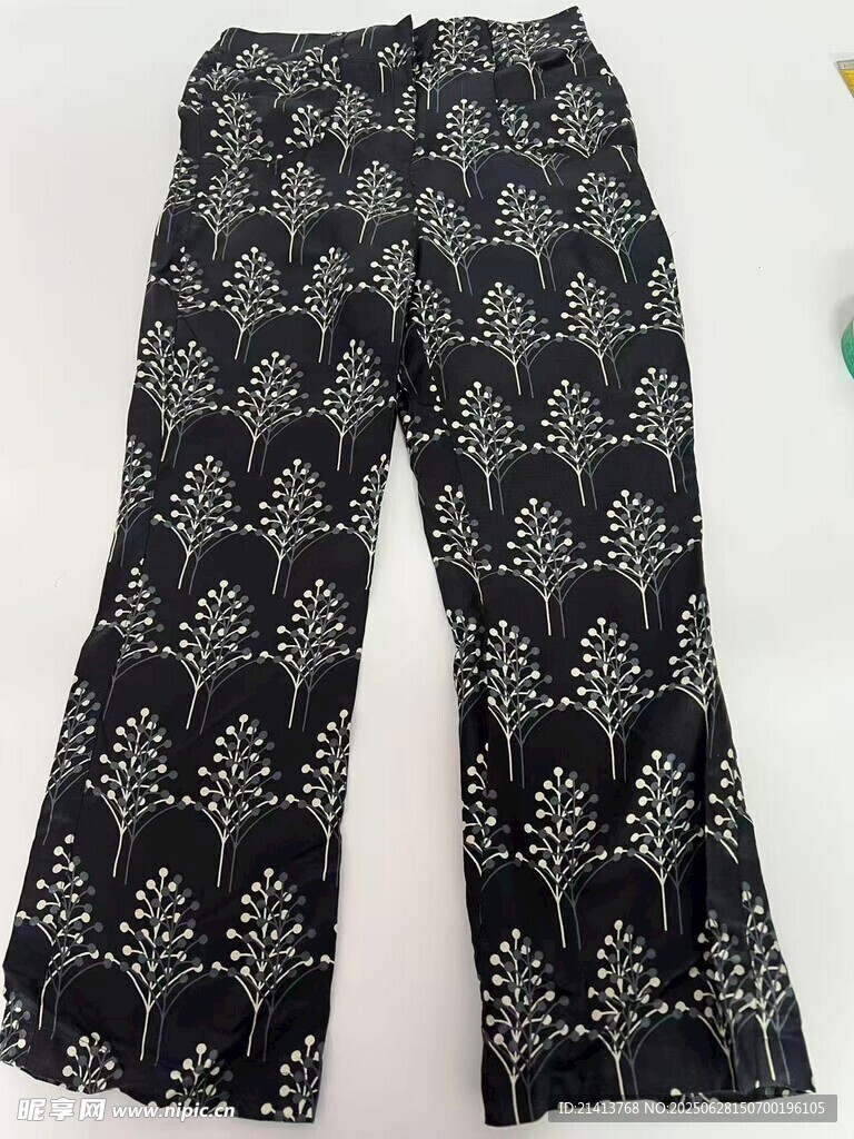 黑白花纹喇叭裤时尚单品