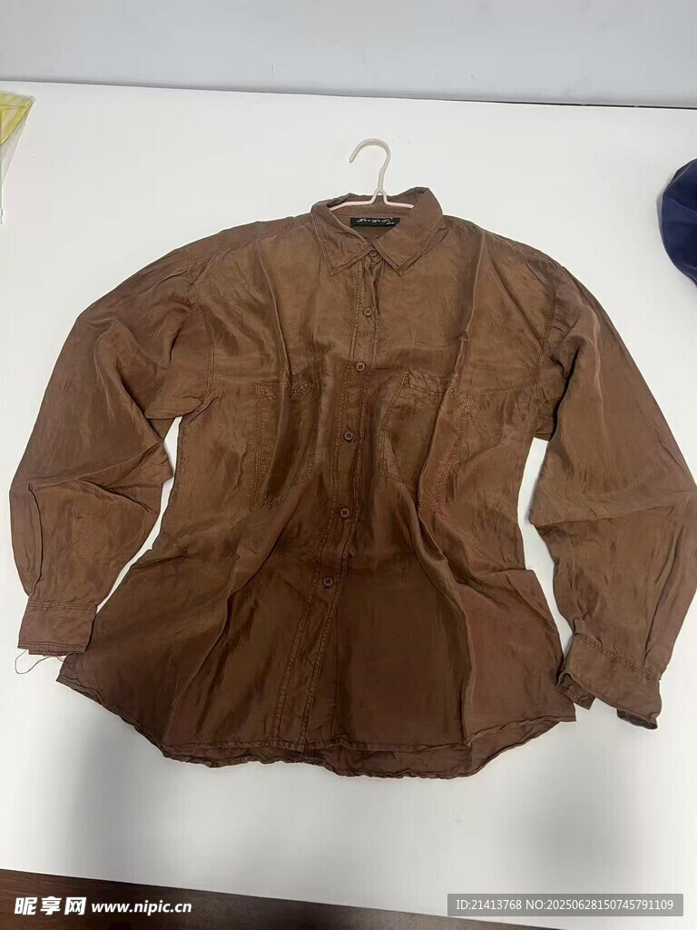 棕色旧款长袖上衣展示