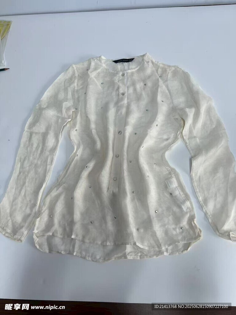 白色蕾丝长袖上衣展示
