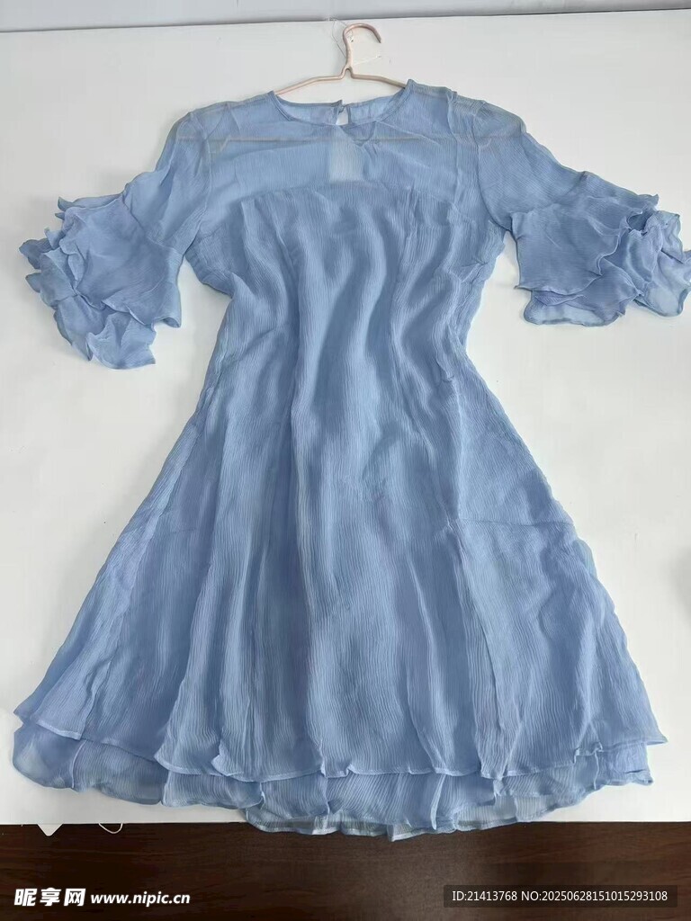 浅蓝色蕾丝袖连衣裙