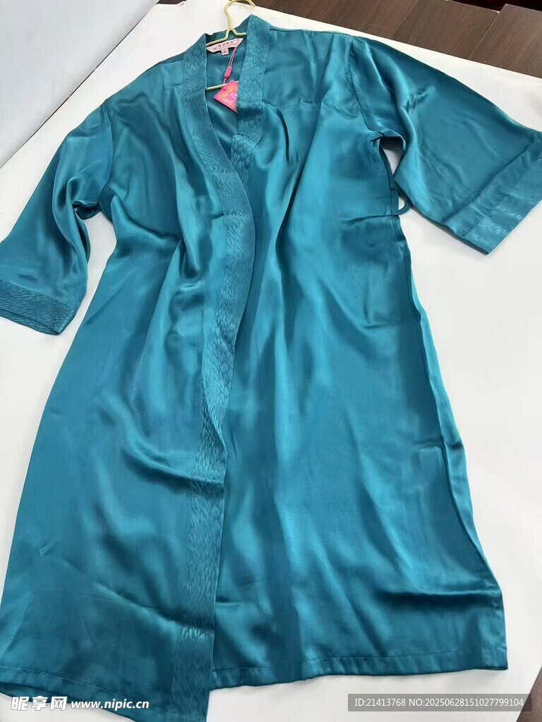 蓝绿色中袖连衣裙展示
