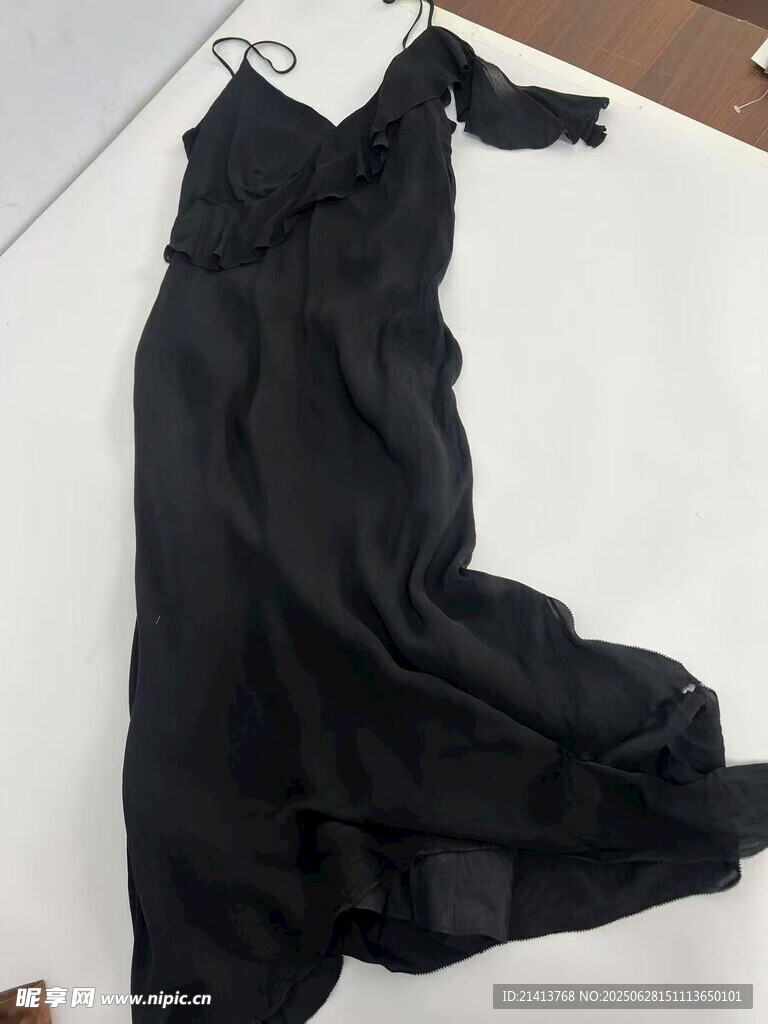 黑色吊带长裙展示