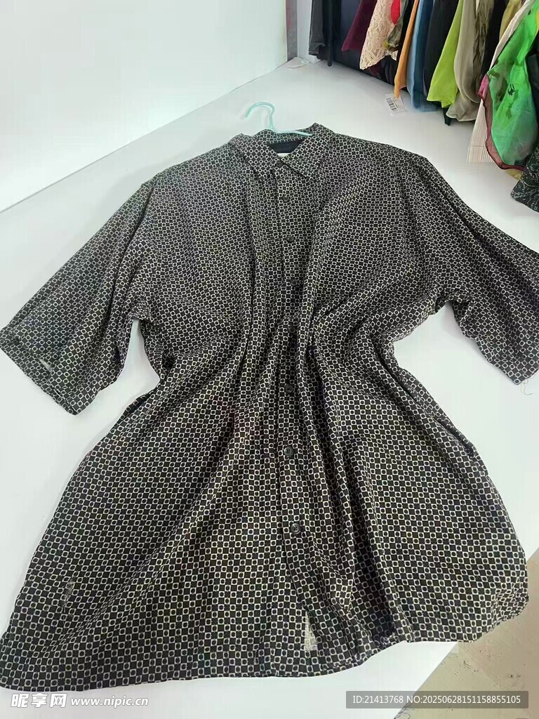 黑色波点中袖衬衫展示