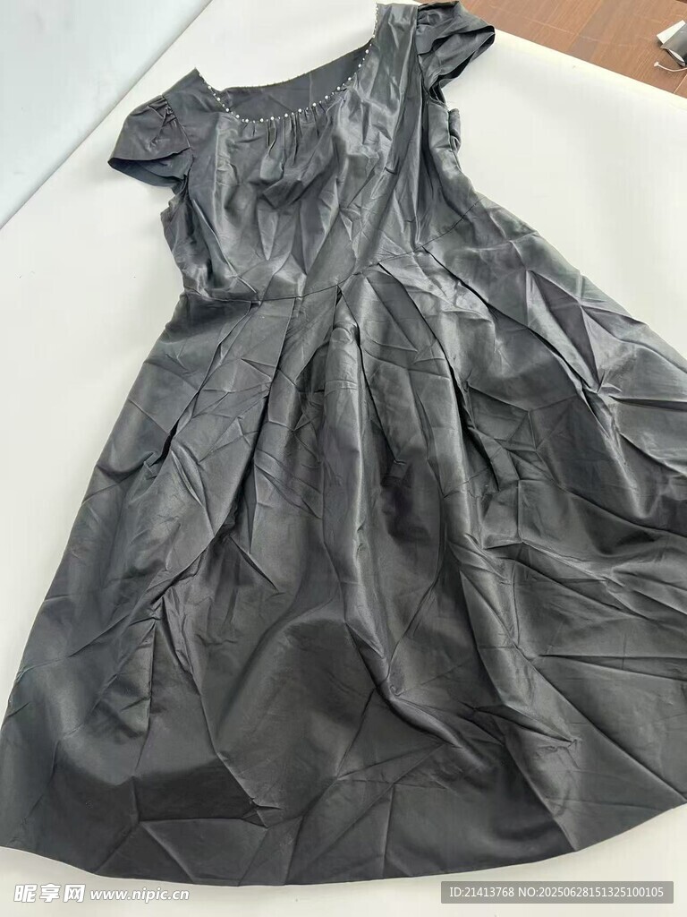黑色单肩褶皱连衣裙