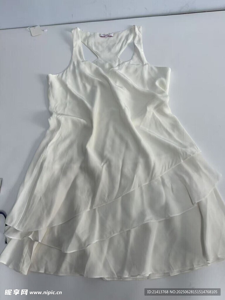 白色无袖褶皱连衣裙
