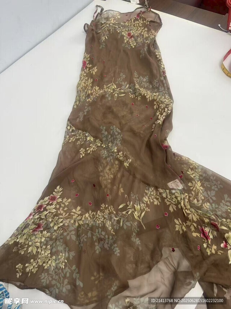 金色花纹精美长裙