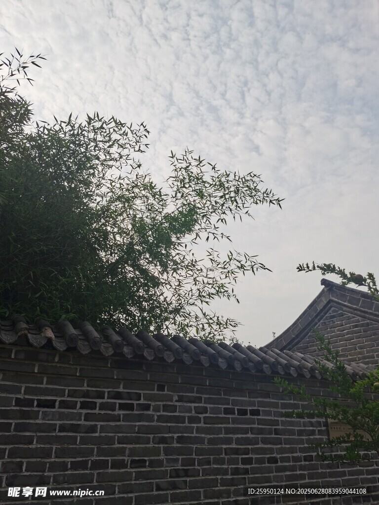中式砖墙与屋顶的景致