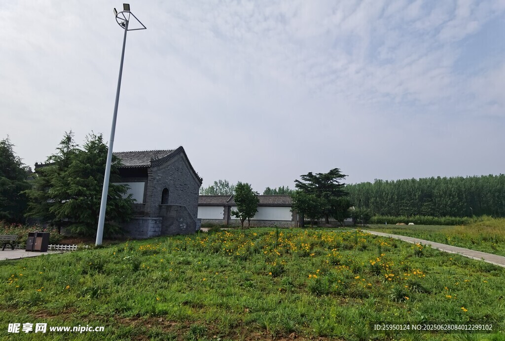 乡村田野中的小屋与风光