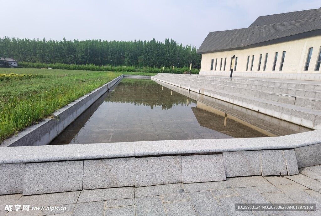 乡村水渠旁的建筑景观