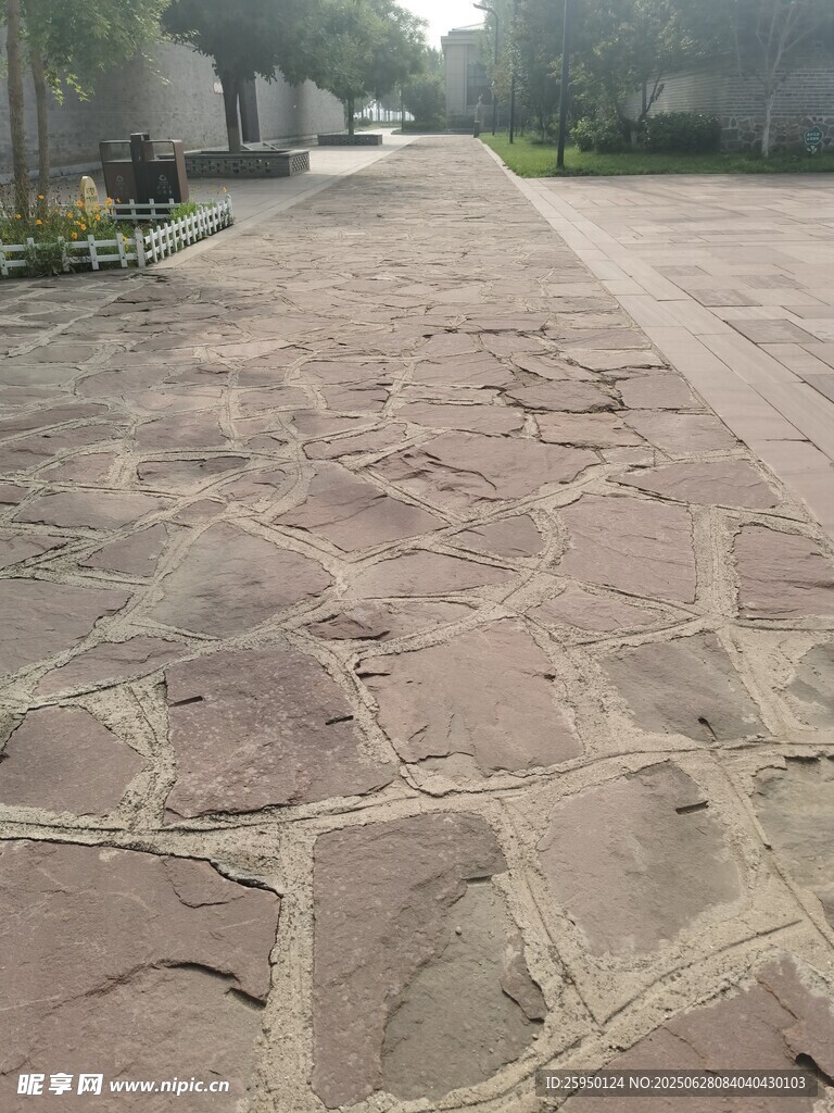 石板铺就的户外步行道路