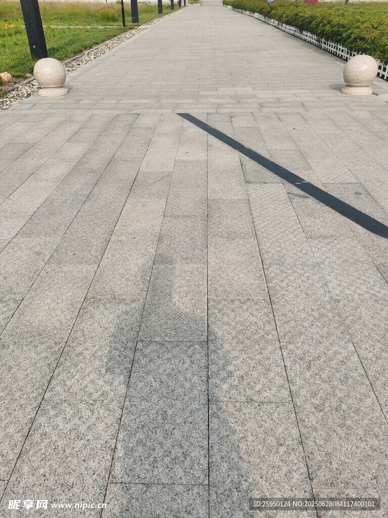 户外砖石铺就的平坦步道