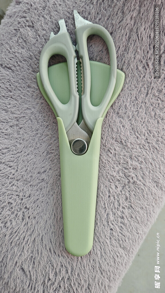 浅绿色多功能折叠剪刀