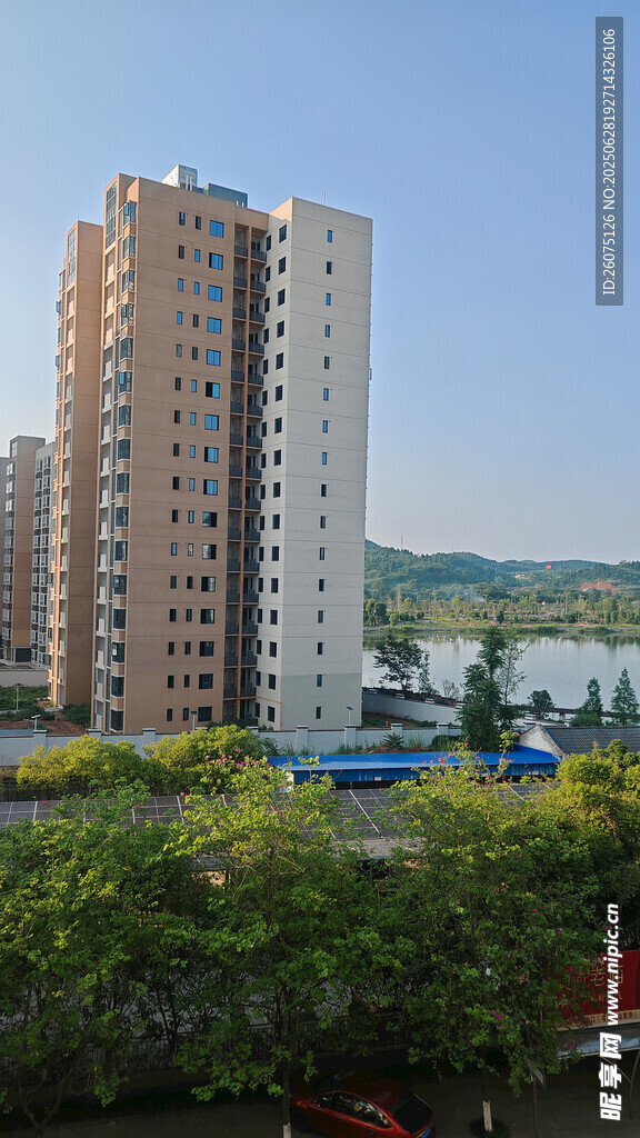 城市高层住宅与绿植景观