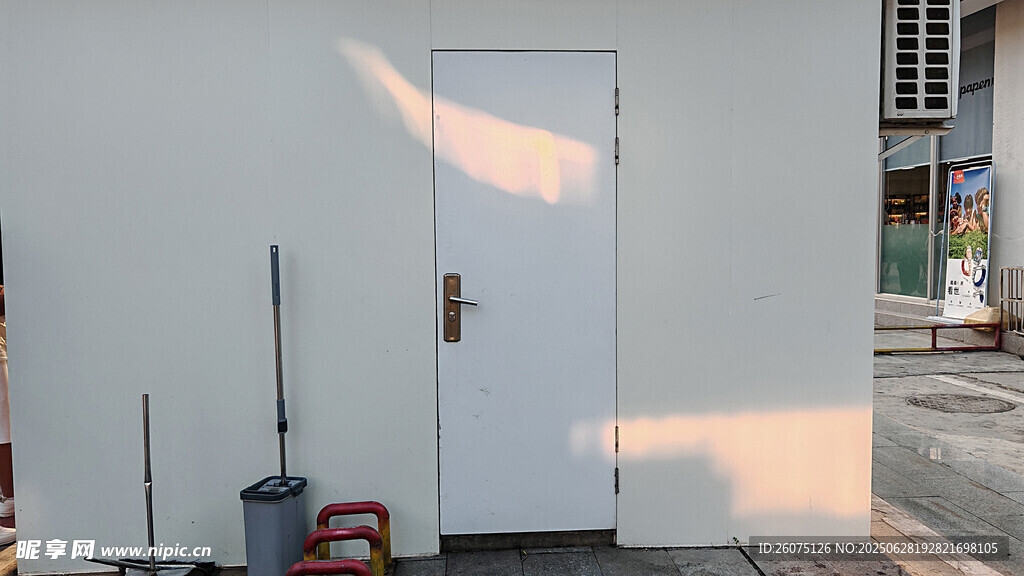 户外一角的白色门及清洁工具