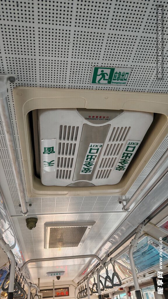 超市内的吊顶空调设备