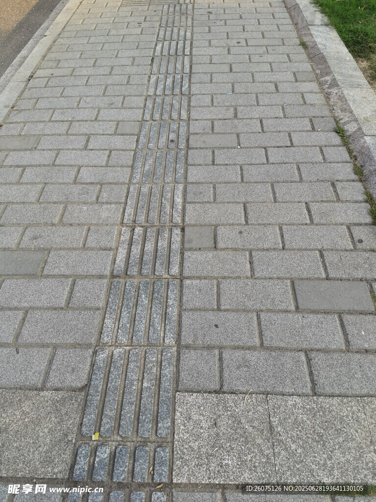 灰色砖石铺就的整洁步道