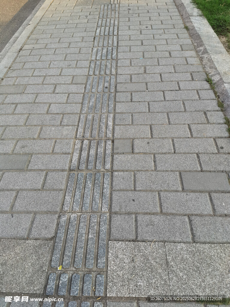 灰色砖石铺就的整洁步道