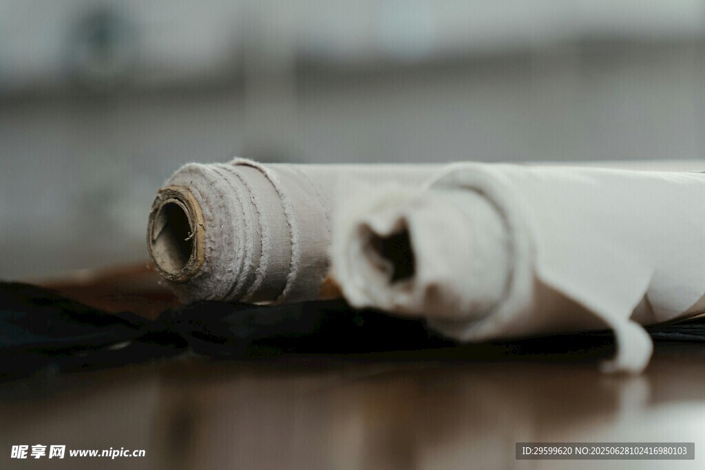 两卷破损的白色物品