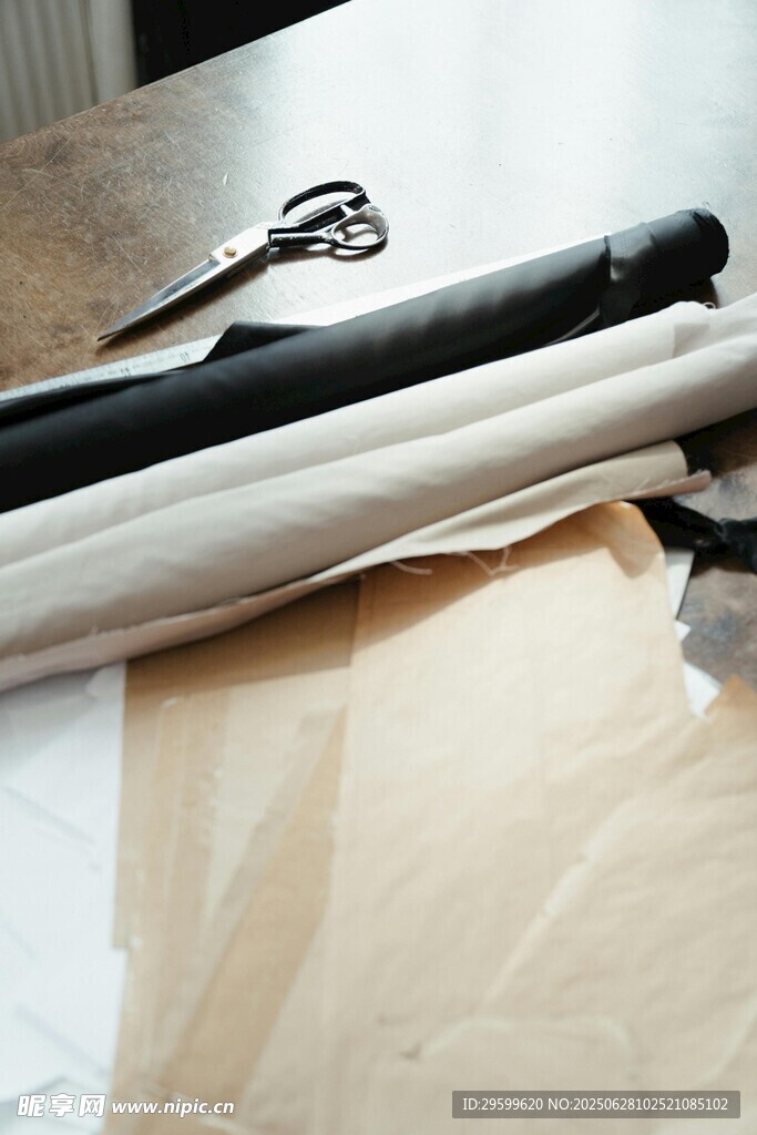 白色物件与黑色工具摆放