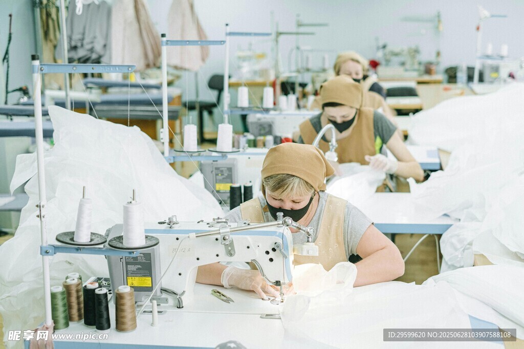 工厂内工人专注工作场景