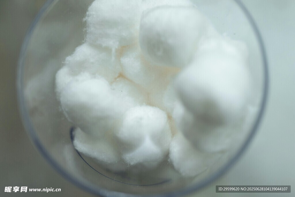 玻璃碗中的美味白冰淇淋