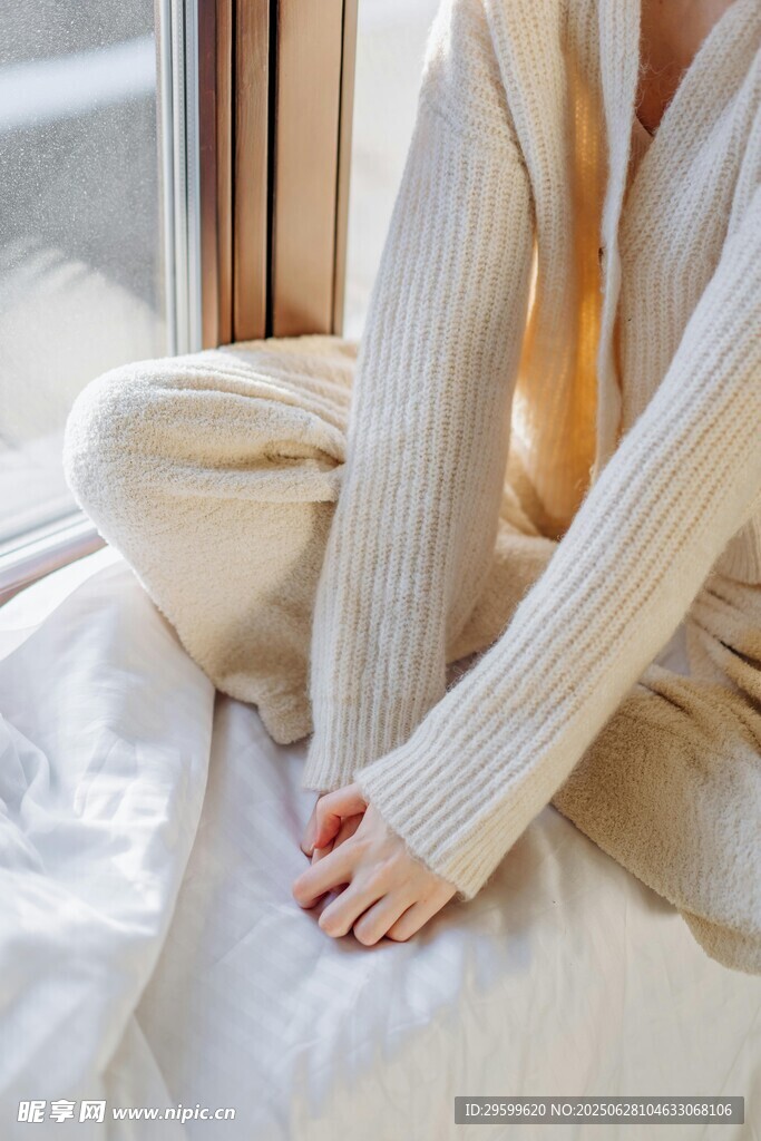 慵懒女子的闲适居家时光
