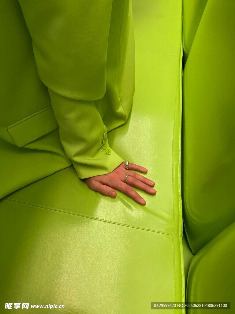 绿色背景下的手与织物
