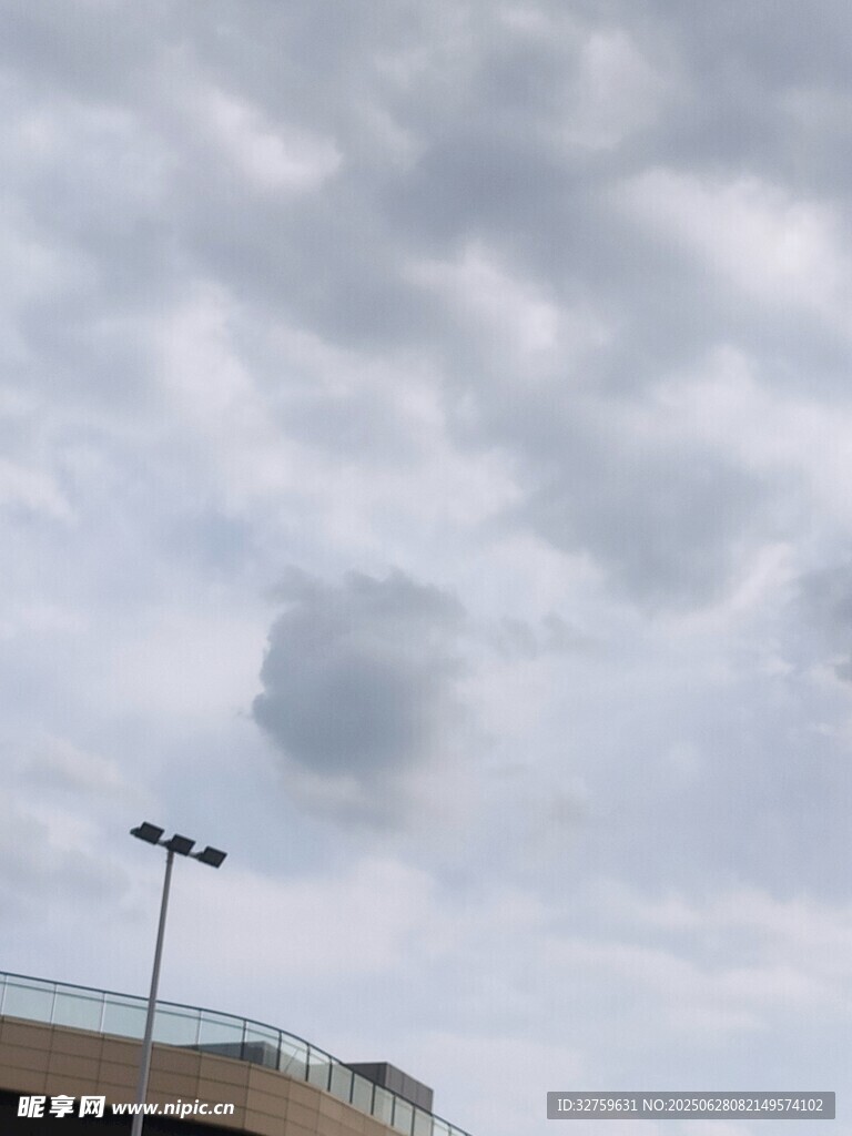 户外天空下的照明灯具