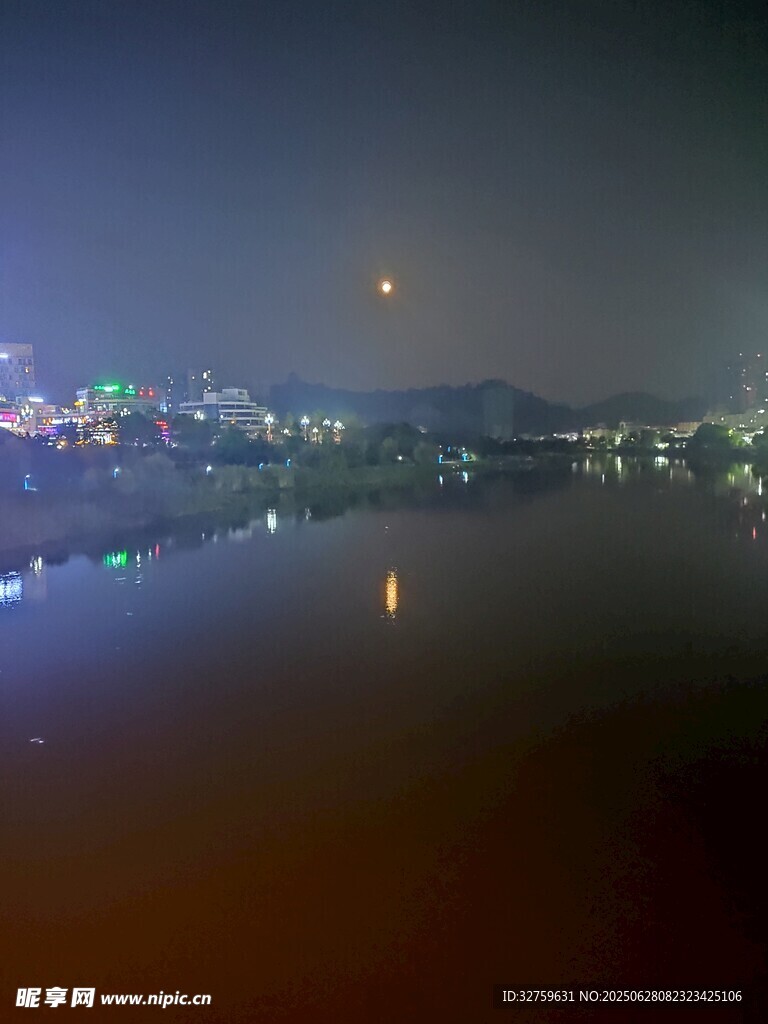 城市夜景湖面倒影美景