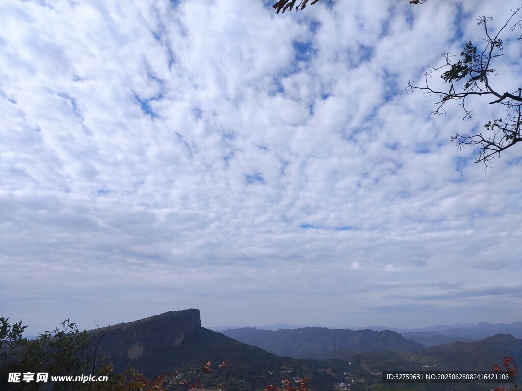 山峦云海美景