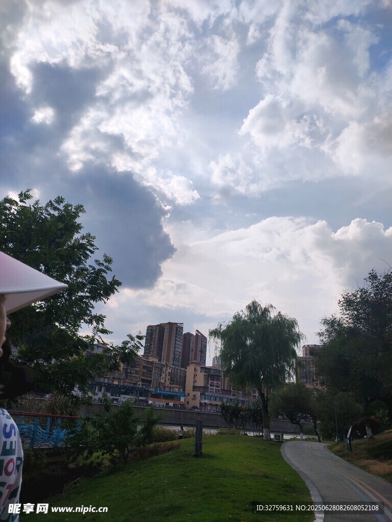 户外蓝天白云下的休闲景致