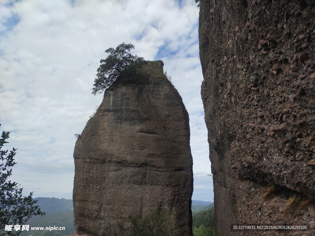 奇特孤石屹立山间