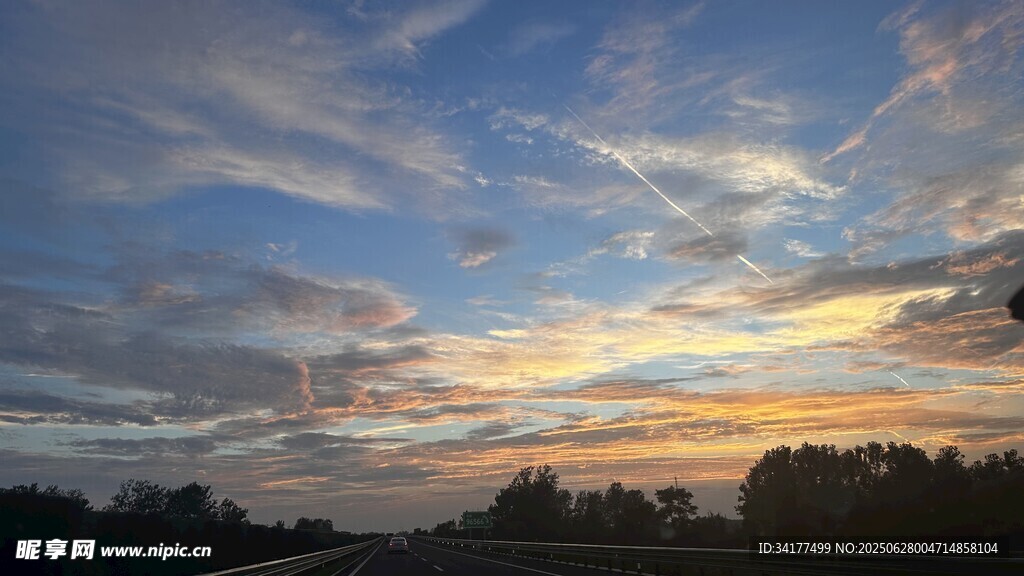 日落时分的绚烂天空