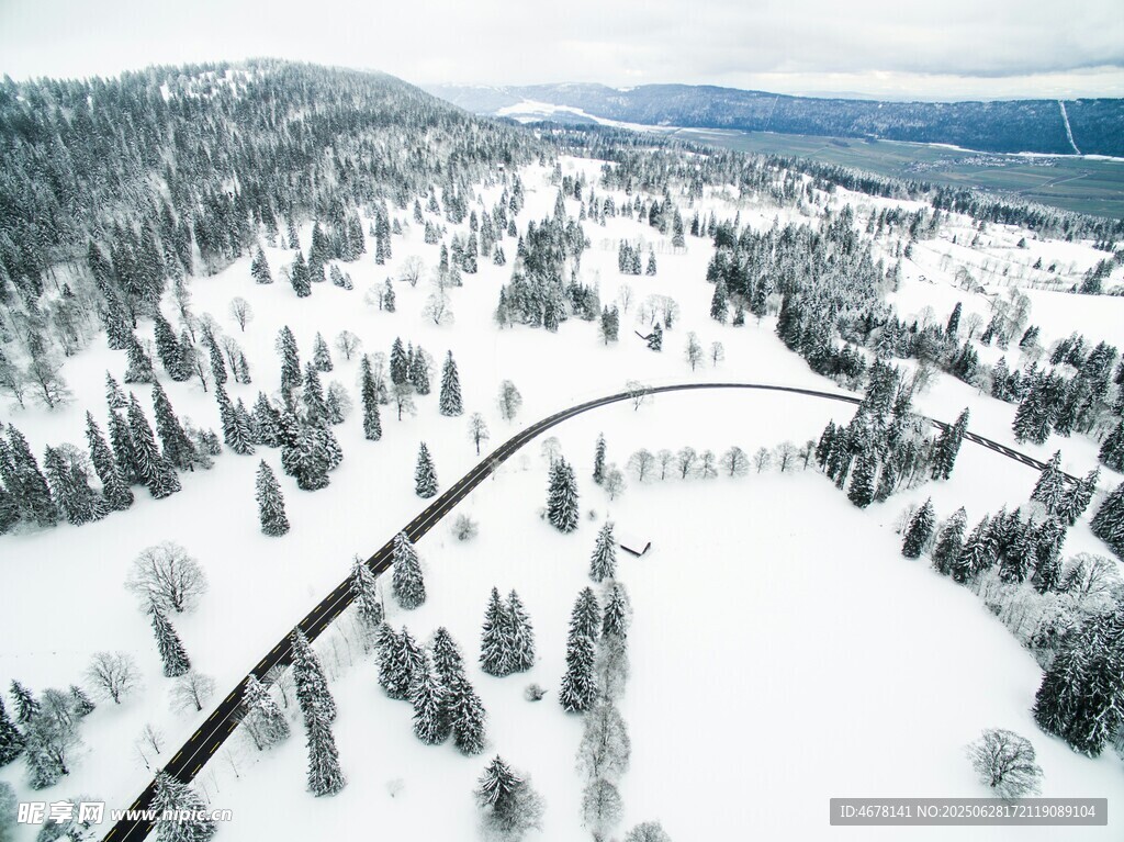 冬日雪林公路俯瞰美景