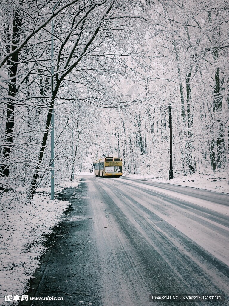 冬日雪路中的行驶车辆
