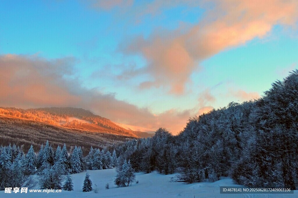 冬日雪山霞光美景