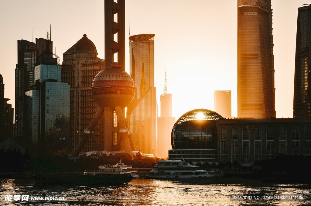 夕阳下的城市天际线
