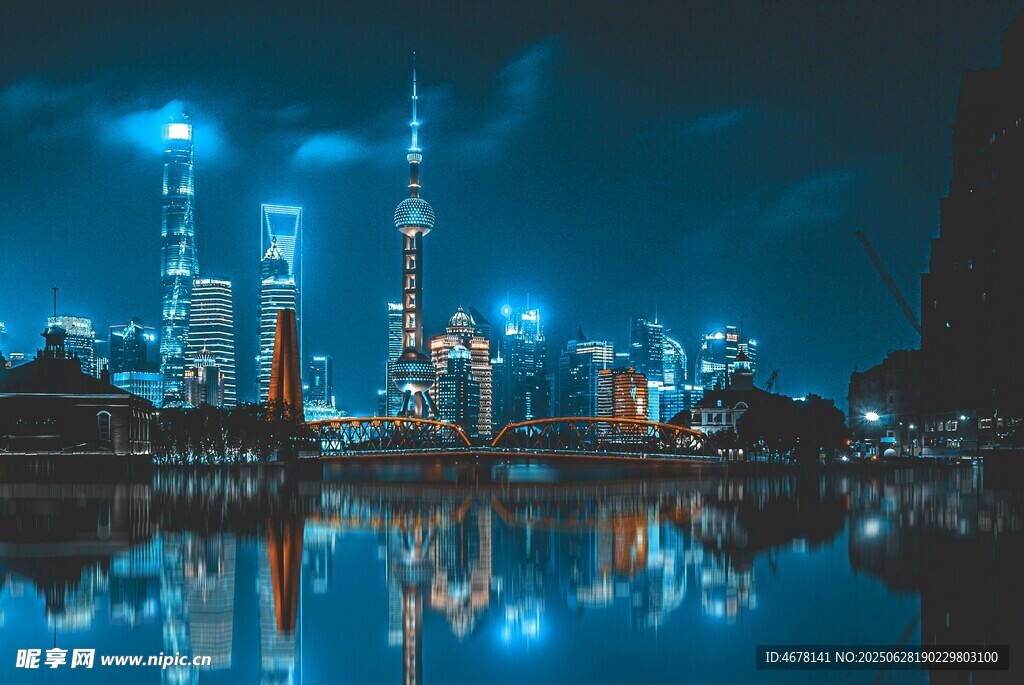 城市夜景倒影璀璨灯火