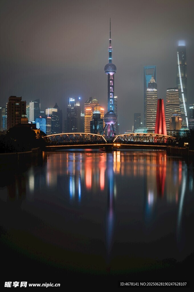 上海夜景璀璨倒映于水面